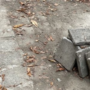 След ремонт: Тротоар в Русе прилича на нива